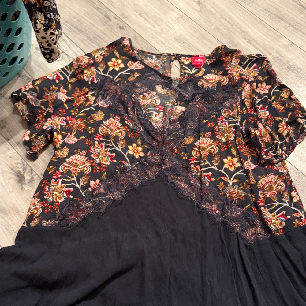 Daytrip Black Floral Short Sleeve Top